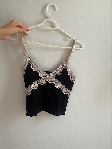 Beyaz dantelli siyah crop