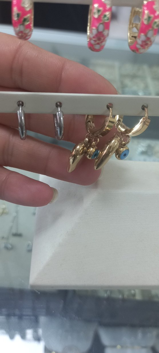 Altın Renkli Kalp Figürlü Mini Küpeler - Görsel 2