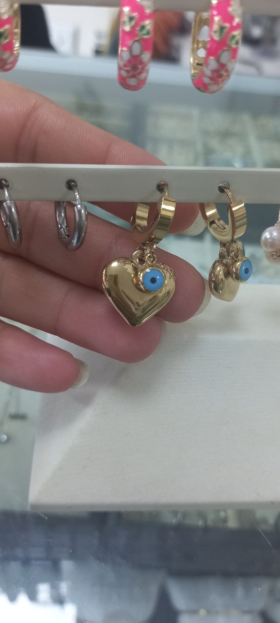 Altın Renkli Kalp Figürlü Mini Küpeler - Görsel 3