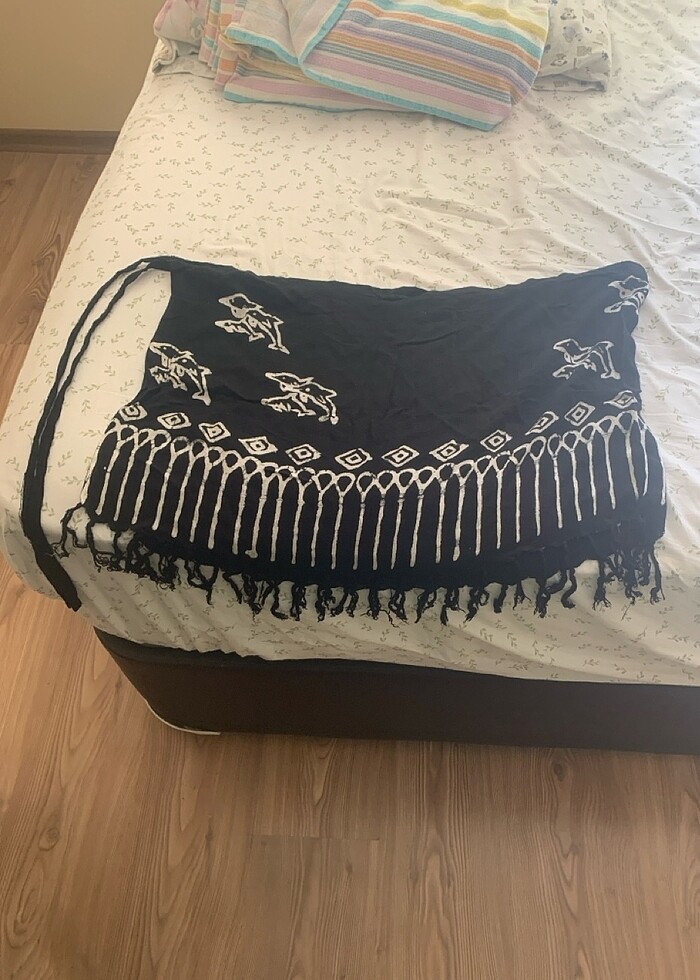 Pareo siyah zemin beyaz yunus balıkları desenli - Görsel 2