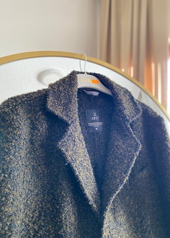 Düğmeli, cepli, koyu renk kaban - Görsel 3