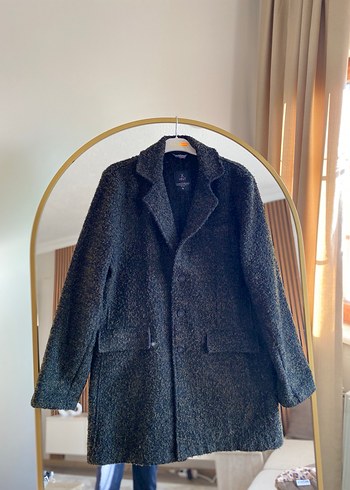 Düğmeli, cepli, koyu renk kaban - Görsel 2