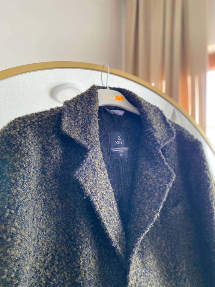 Düğmeli, cepli, koyu renk kaban - Görsel 3