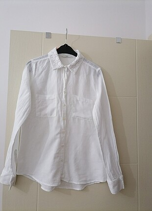 Yakası güpür detaylı cepli beyaz gömlek 