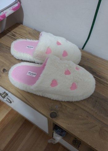 Nakışlı Beyaz Peluş Kadın Ev Terliği - Görsel 4