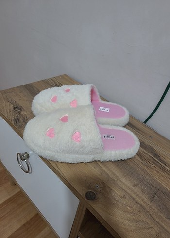 Nakışlı Beyaz Peluş Kadın Ev Terliği - Görsel 9