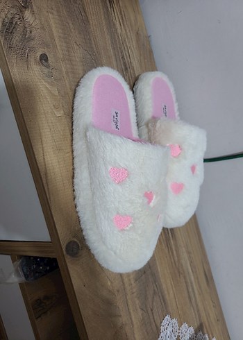 Nakışlı Beyaz Peluş Kadın Ev Terliği - Görsel 2