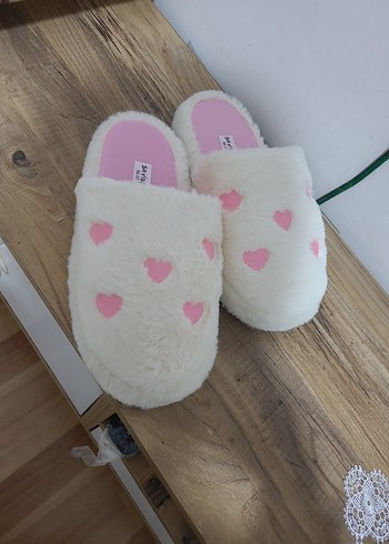 Nakışlı Beyaz Peluş Kadın Ev Terliği - Görsel 5