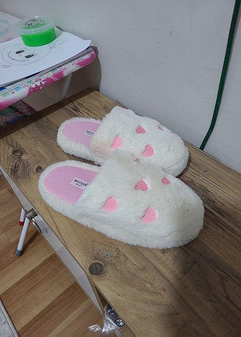 Nakışlı Beyaz Peluş Kadın Ev Terliği - Görsel 3