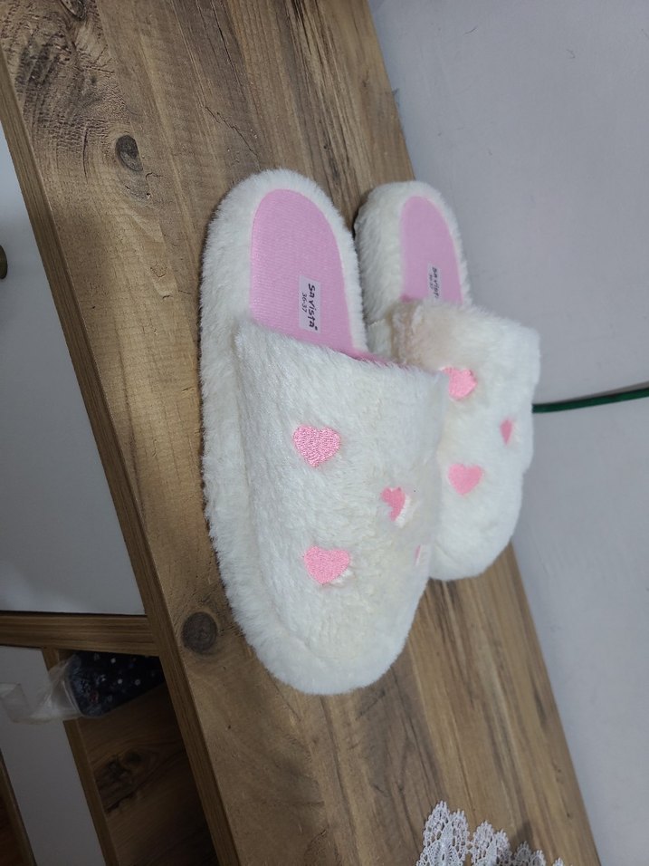 Nakışlı Beyaz Peluş Kadın Ev Terliği - Görsel 2