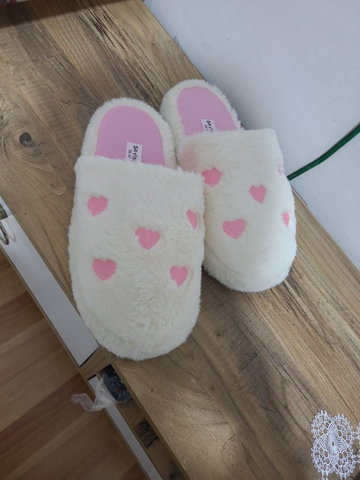 Nakışlı Beyaz Peluş Kadın Ev Terliği - Görsel 5