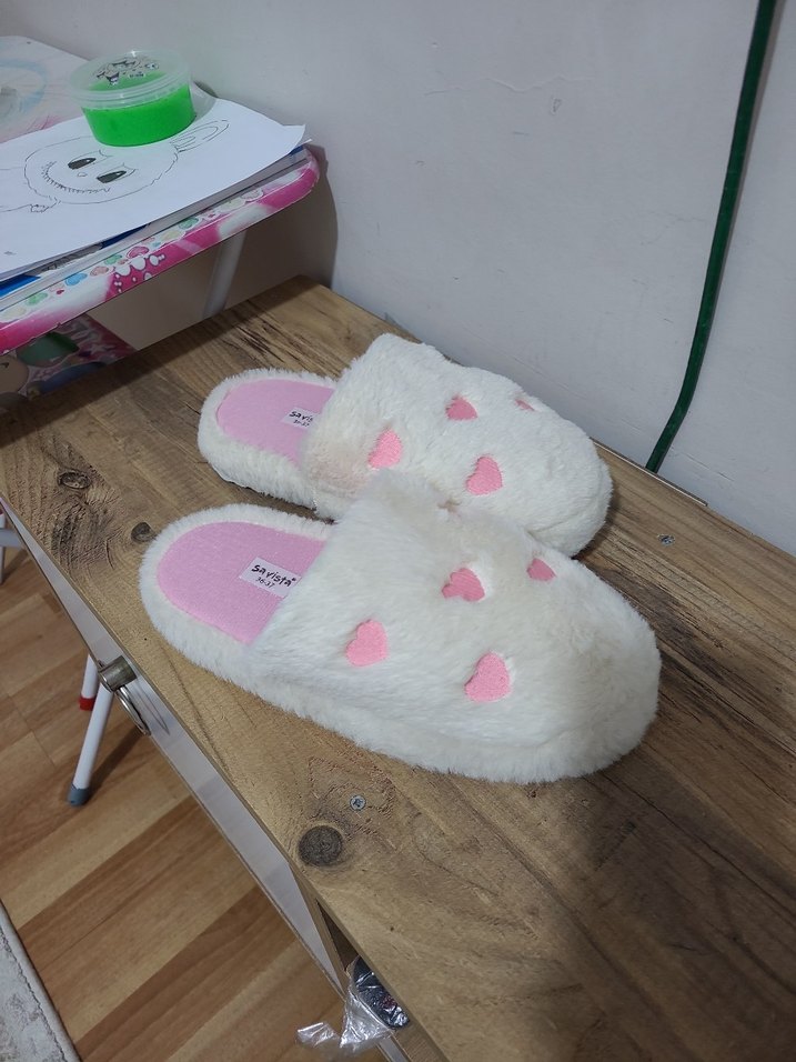 Nakışlı Beyaz Peluş Kadın Ev Terliği - Görsel 3