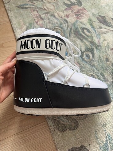 Bir kez giyilmis Moon Boot