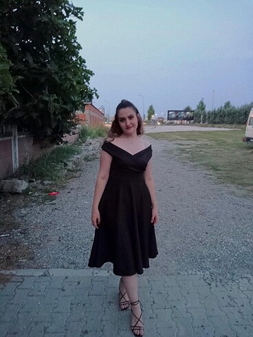 siyah kayık yaka elbise