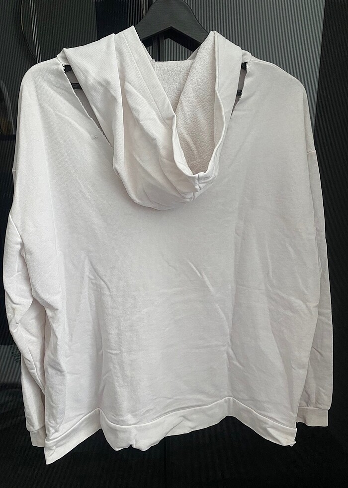 Beyaz kapşonlu - Görsel 3