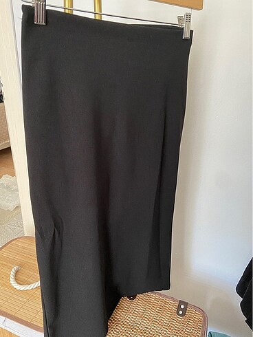 Siyah yüksek bel drape ve yırtmaç detaylı etek - Görsel 5