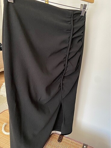 36 Beden Siyah yüksek bel drape ve yırtmaç detaylı etek