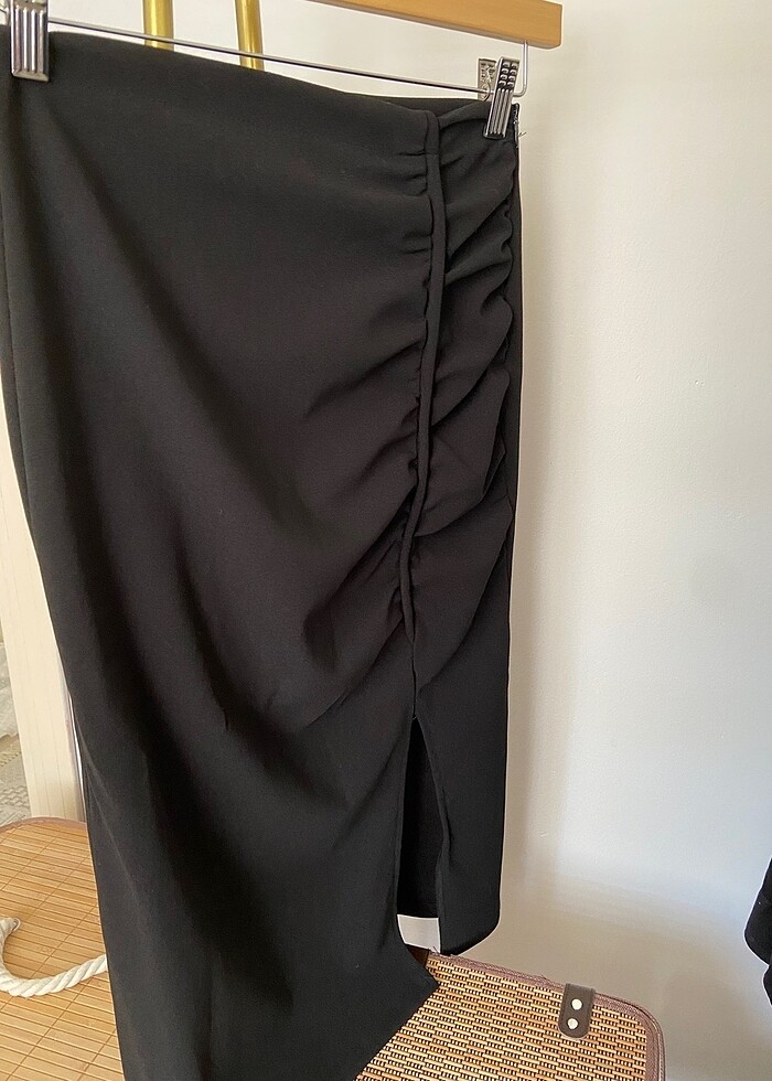 Siyah yüksek bel drape ve yırtmaç detaylı etek - Görsel 4