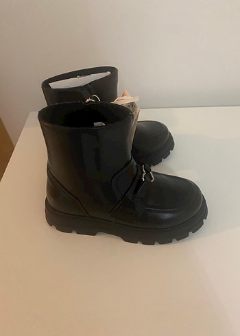 25 Beden siyah Renk Zara kız çocuk bot