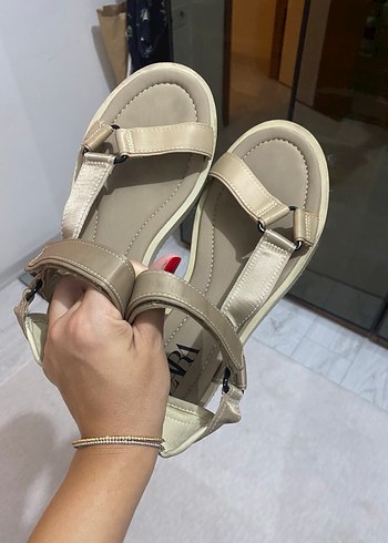 Zara Bej Kadın Dolgu Topuklu Sandalet