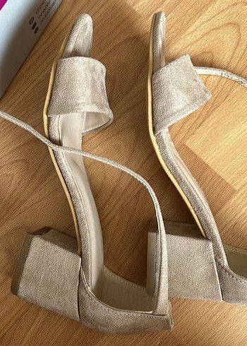 Bej Süet Tokalı Kadın Topuklu Sandalet - Görsel 5