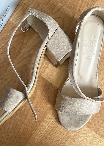 Bej Süet Tokalı Kadın Topuklu Sandalet - Görsel 4