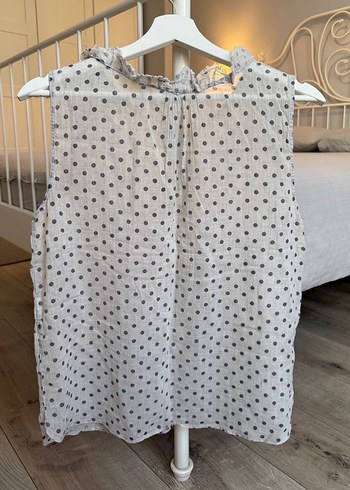 V Yaka Düğmeli Kolsuz Puantiyeli Keten Bluz - Görsel 2