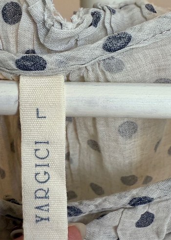 V Yaka Düğmeli Kolsuz Puantiyeli Keten Bluz - Görsel 3