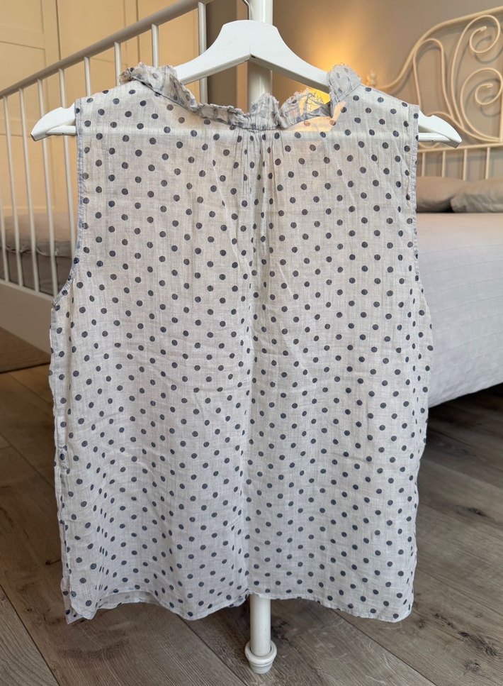 V Yaka Düğmeli Kolsuz Puantiyeli Keten Bluz - Görsel 2