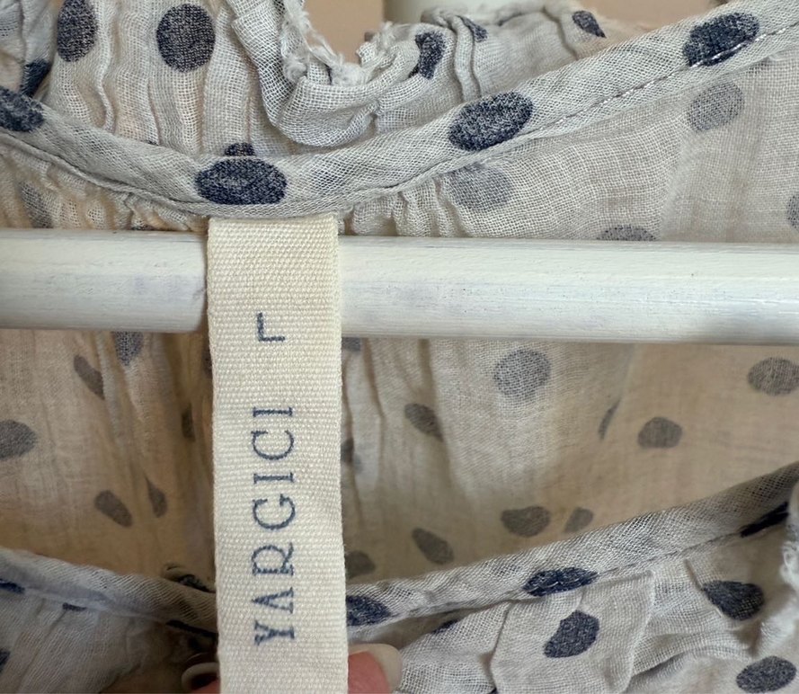 V Yaka Düğmeli Kolsuz Puantiyeli Keten Bluz - Görsel 3