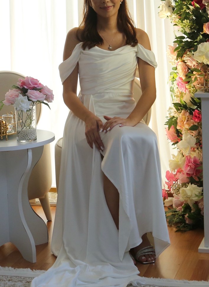 Beyaz Drapeli Askılı Uzun Abiye Elbise - Görsel 2