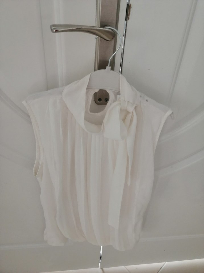 Beyaz Piliseli Kolsuz Halter Yaka Bluz - Görsel 4