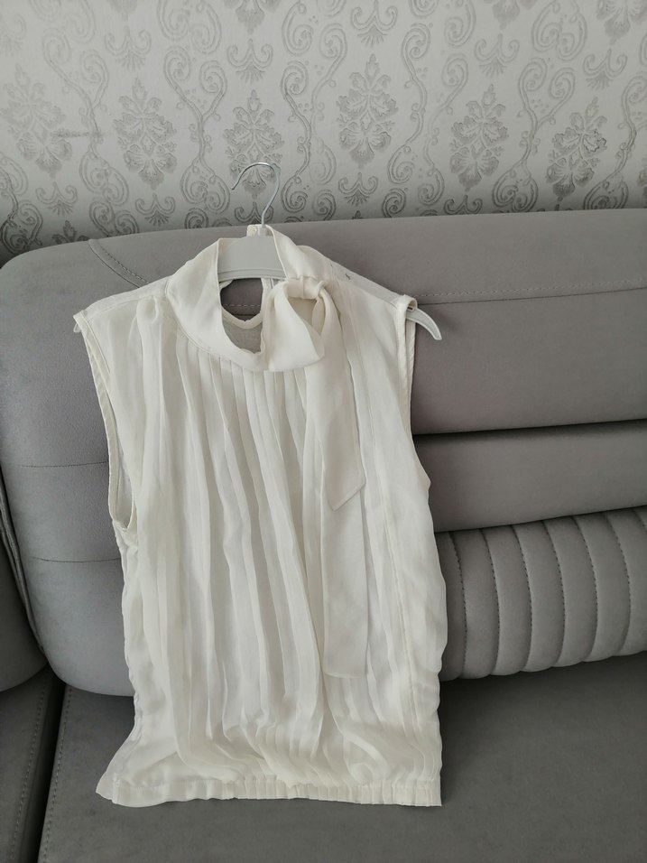 Beyaz Piliseli Kolsuz Halter Yaka Bluz - Görsel 2