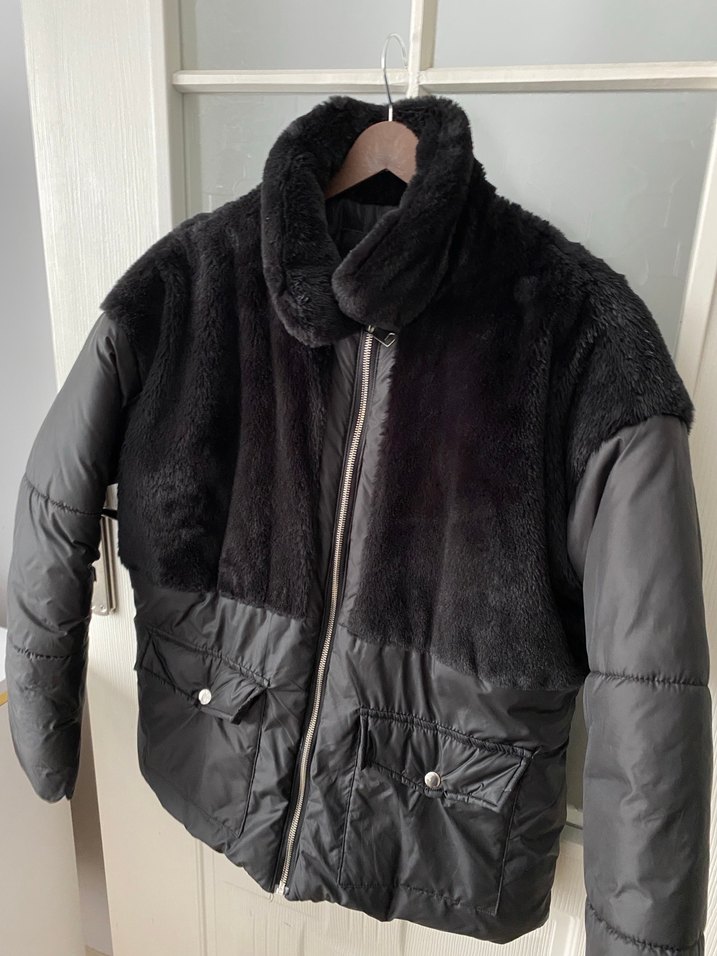 Peluş Detaylı siyah mont - Görsel 2