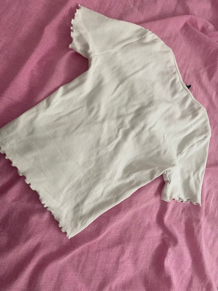 Dantel Detaylı Beyaz V Yaka Tişört - Görsel 2