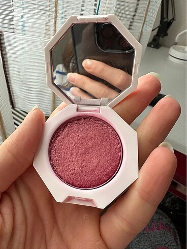  Beden Fenty allık