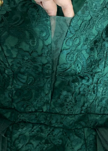 Yeşil dantel ve tül detaylı kuyruklu şık  Gotik Abiye - Görsel 5