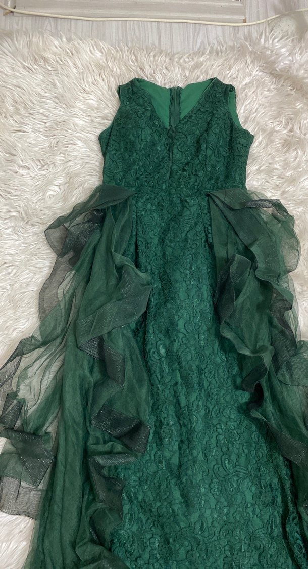 Yeşil dantel ve tül detaylı kuyruklu şık  Gotik Abiye - Görsel 3