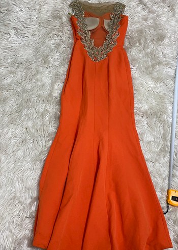 Turuncu taş ve hayalet tül detaylı sırt dekolteli balık model - Görsel 5