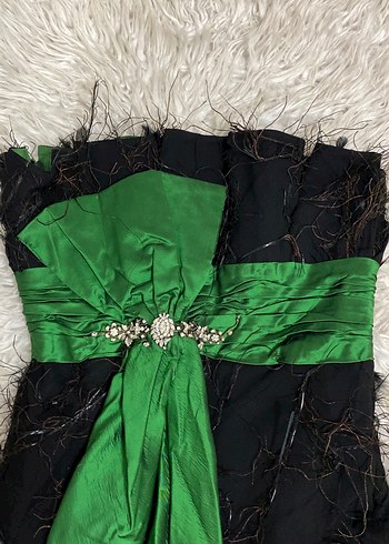 Siyah yeşil detaylı straplez kuş tüyü ve taş detaylı çok havalı - Görsel 4