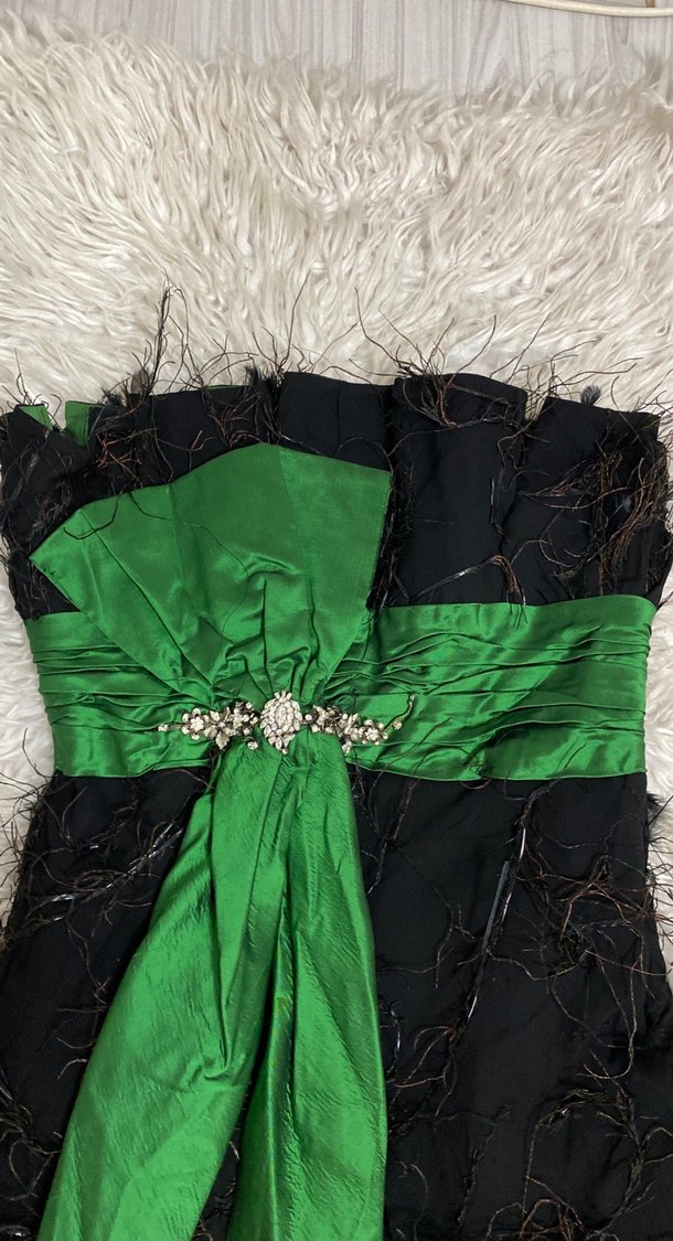 Siyah yeşil detaylı straplez kuş tüyü ve taş detaylı çok havalı - Görsel 4