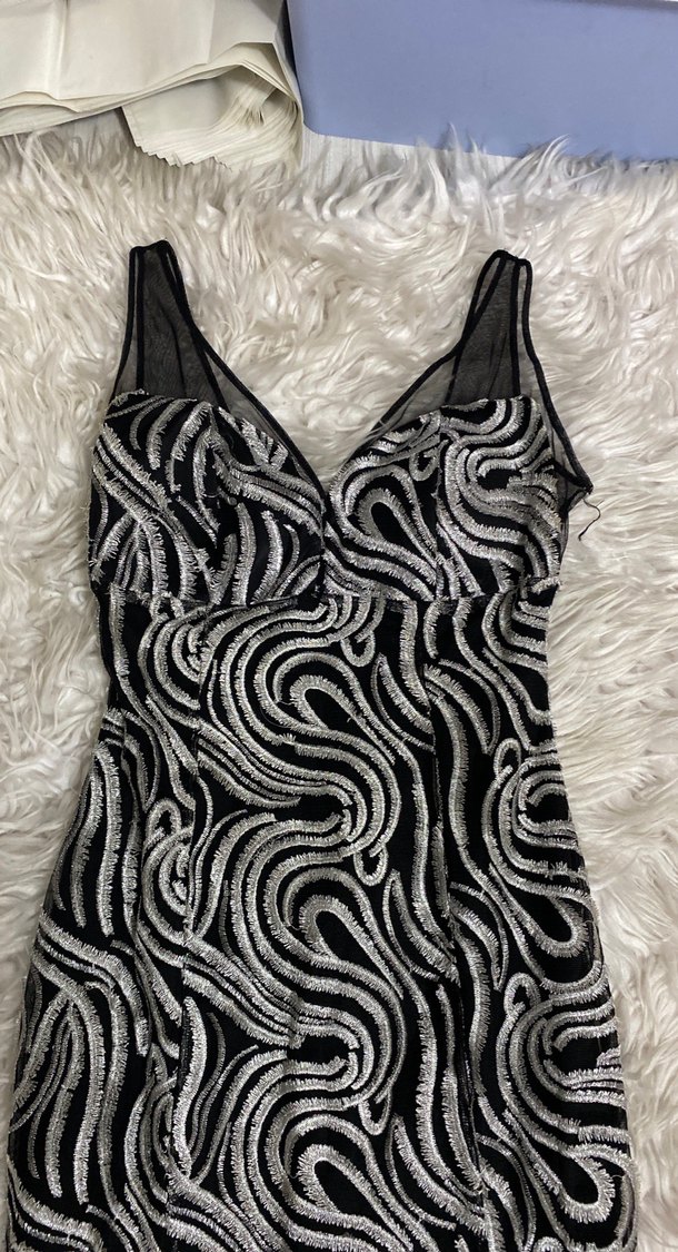 Gri Yılan Desenli Uzun V Yaka Abiye Elbise - Görsel 3