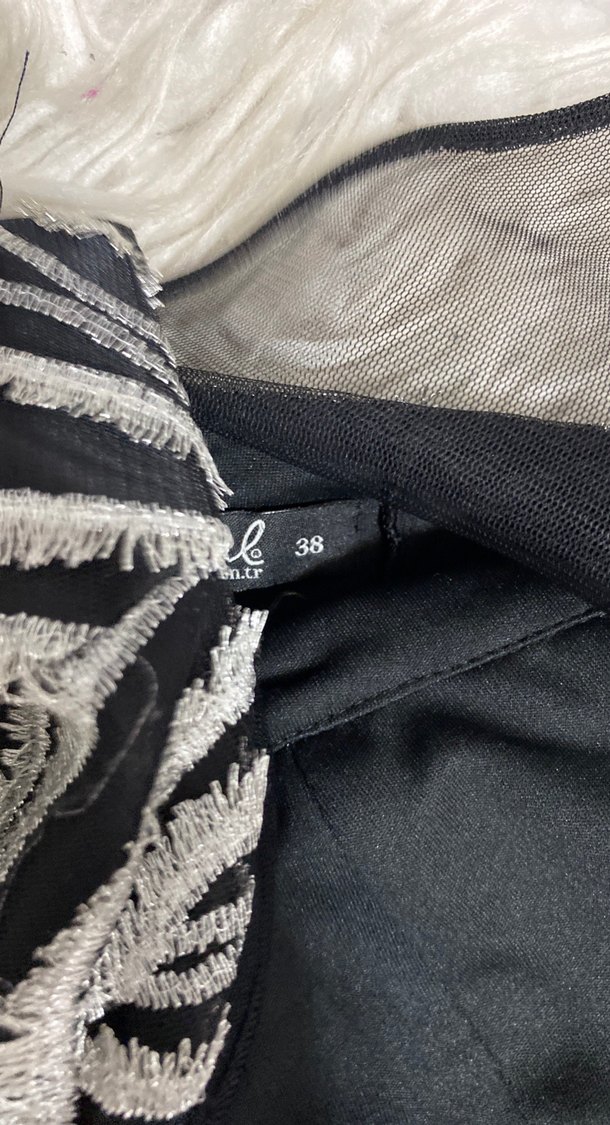 Gri Yılan Desenli Uzun V Yaka Abiye Elbise - Görsel 4