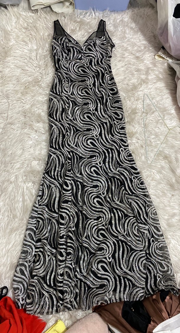 Gri Yılan Desenli Uzun V Yaka Abiye Elbise - Görsel 2