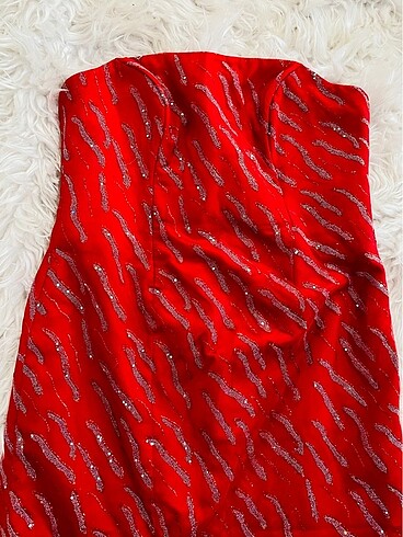 40 Beden Kırmızı simli strapless yırtmaçlı