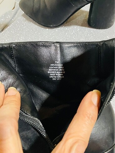 37 Beden siyah Renk Yuvarlak topuklu metal aksesuarlı gotik hakiki deri bot