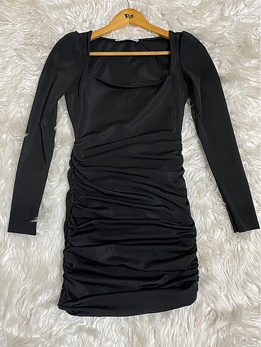 Siyah drapeli likralı koşa elbise