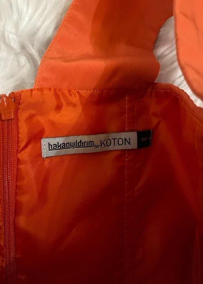 Hakan yıldırım koton turuncu korsajlı tek omuz kısa elbise - Görsel 2