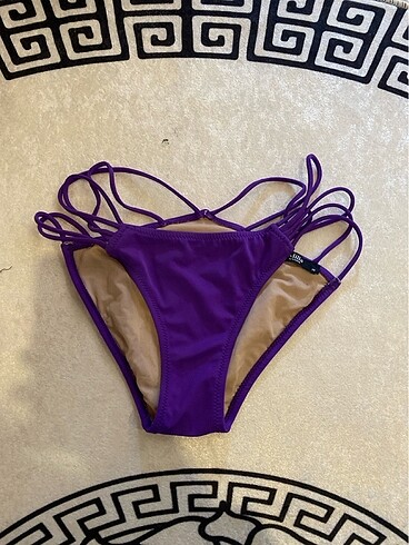 Mor ipli bikini altı