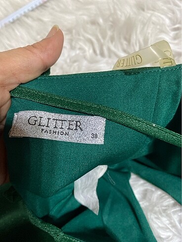 Zümrüt yeşili simli havalı şifon göğüs petli şık abiye - Görsel 6